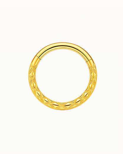 Titan-Piercing mit geometrischer Gravur - Quinn